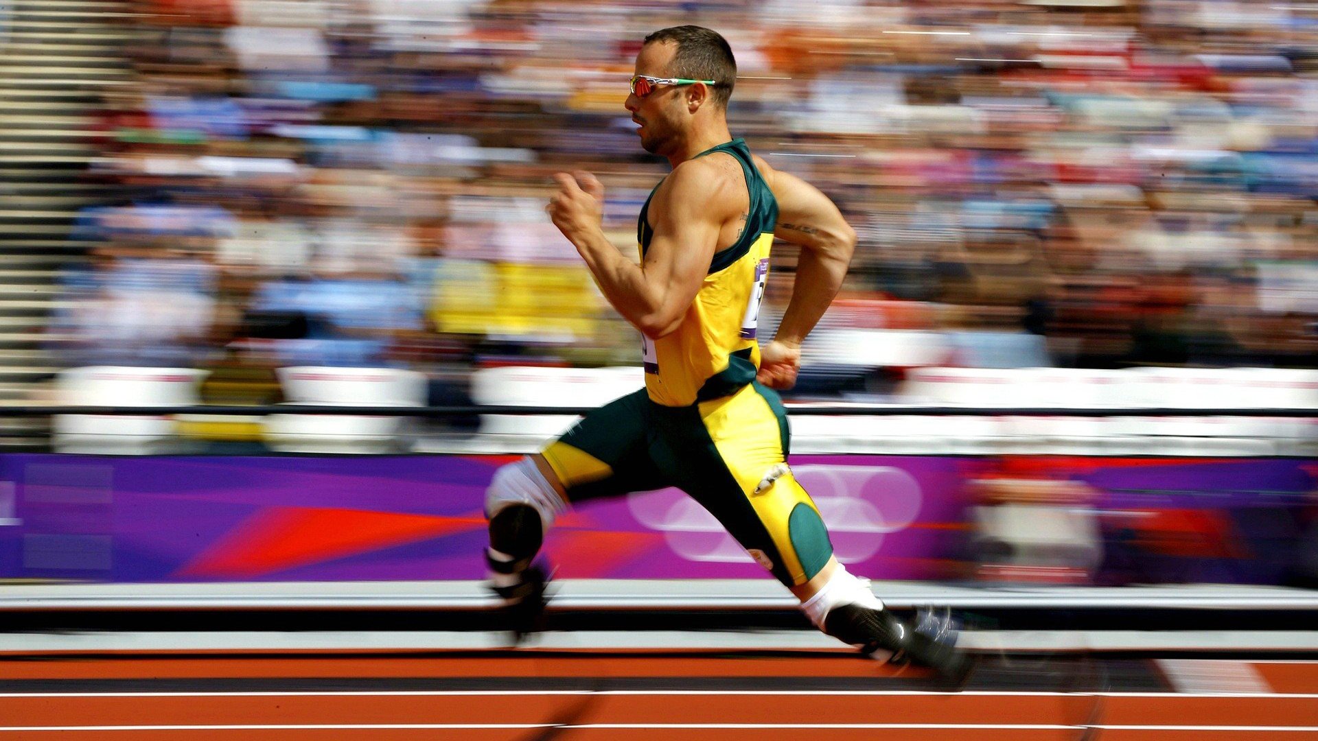 “简阳文体中心：篮球赛场激烈对决，选手激情四射”